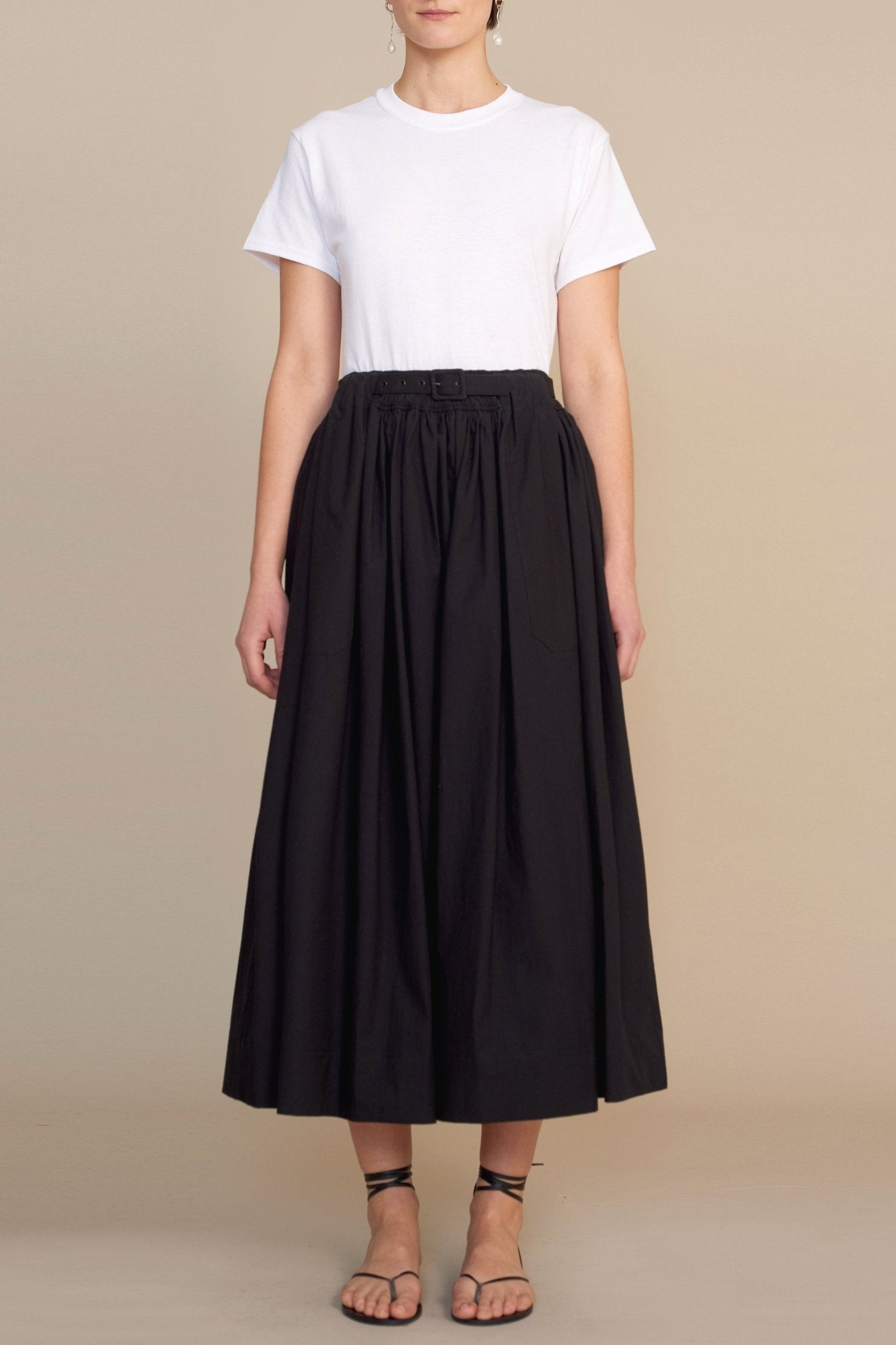 Full skirt with outlet pockets