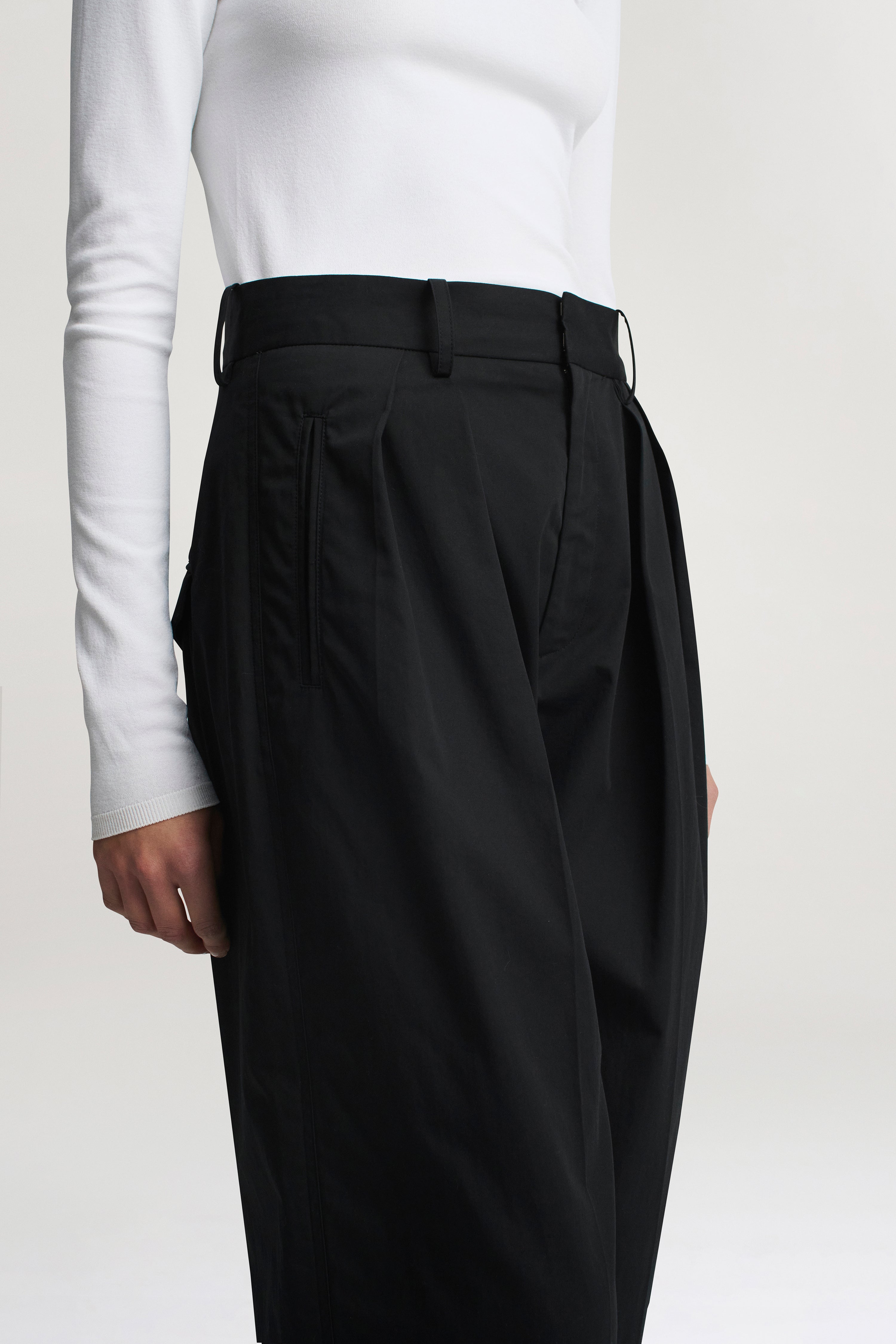 Joel Pleated Trouser in Starched Poplin
