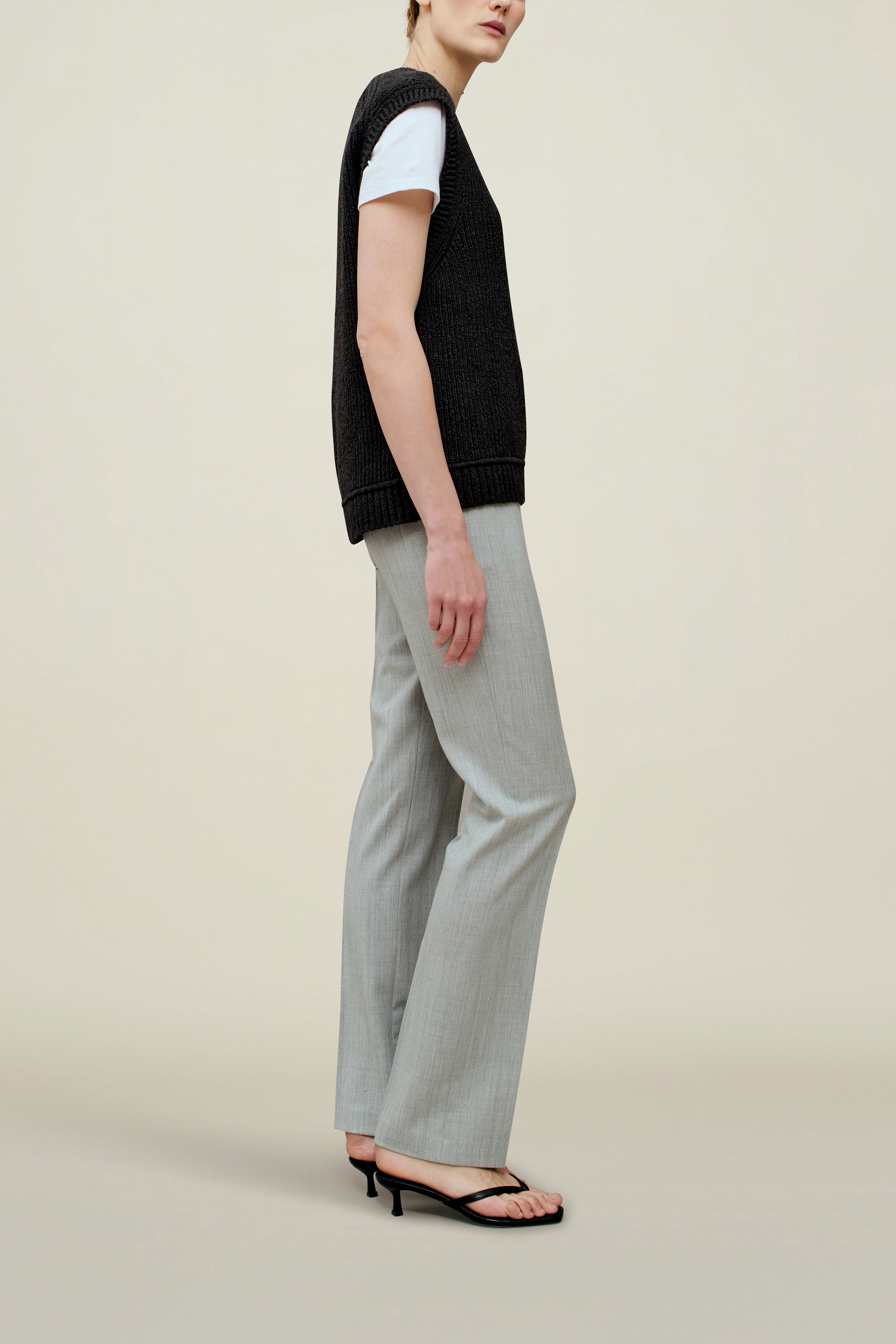 Logan V-Neck Vest in Slub Cotton