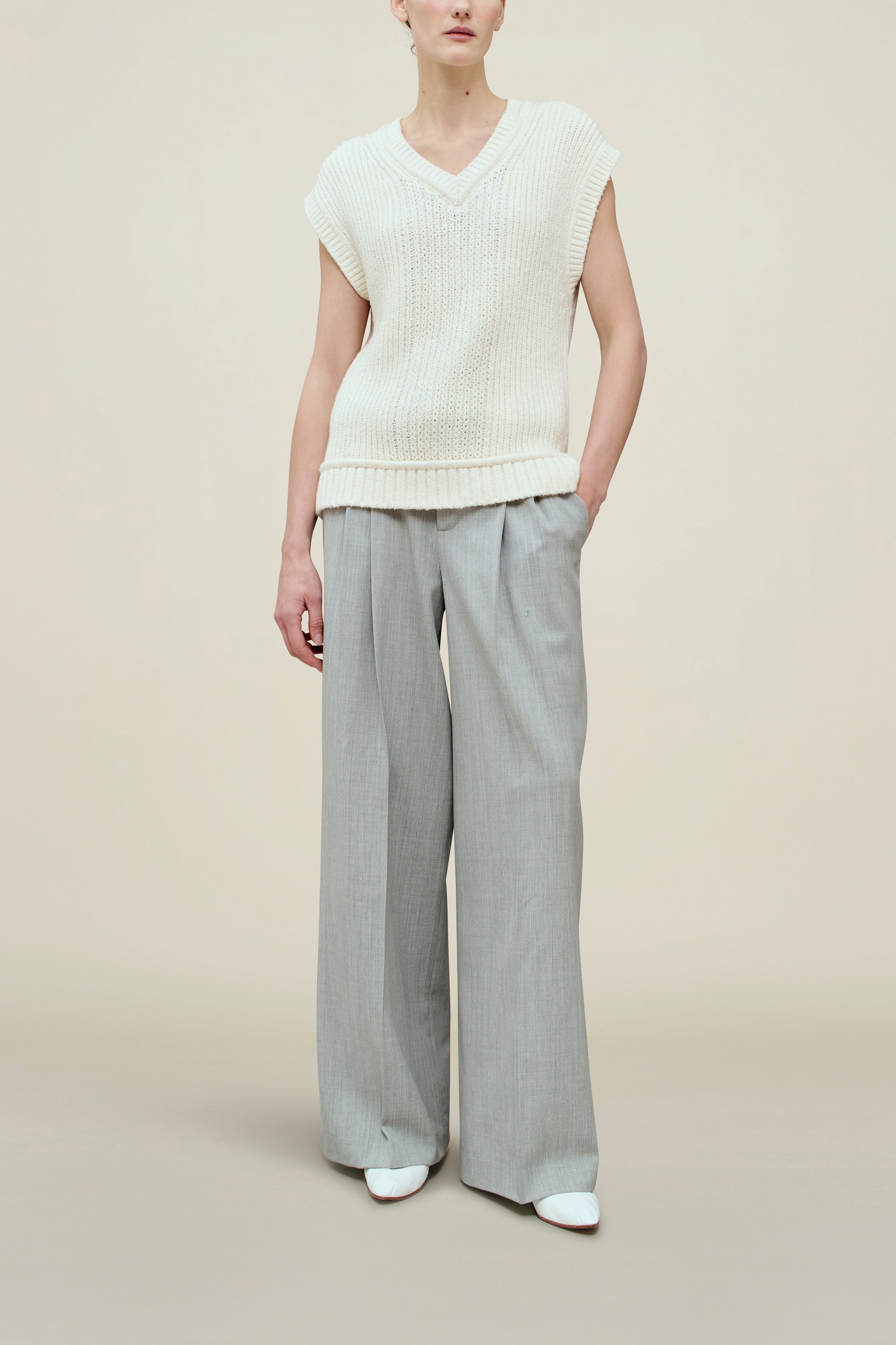 Logan V-Neck Vest in Slub Cotton