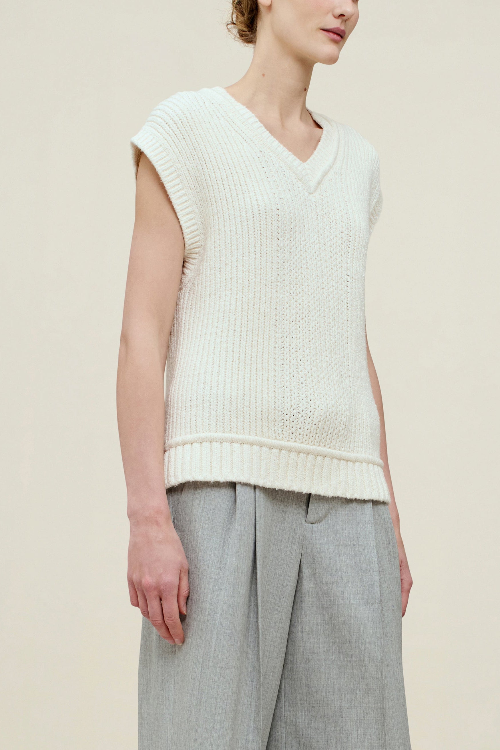 Logan V-Neck Vest in Slub Cotton