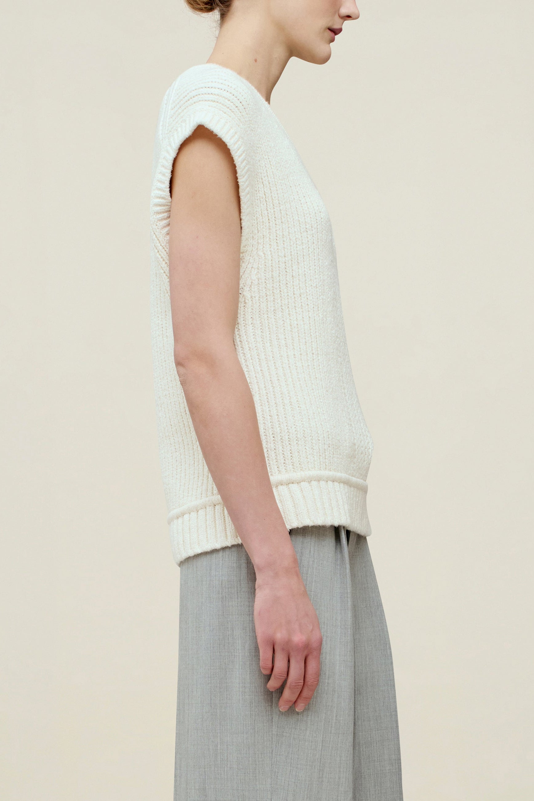 Logan V-Neck Vest in Slub Cotton